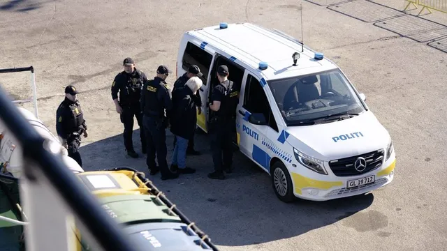O Capitão paul Watson foi preso pela polícia dinamarquesa na Groenlândia. Na imagem ele entra no camburão.