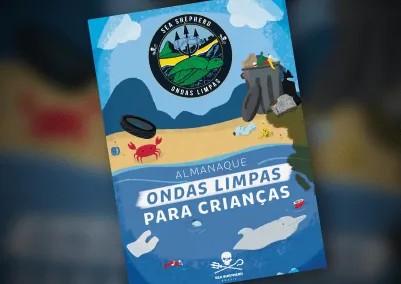 Capa do almanaque, com lixo espalhado por uma praia ilustrada