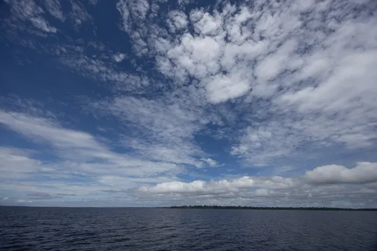 Céu com nuvens sobre as águas do lago Coari