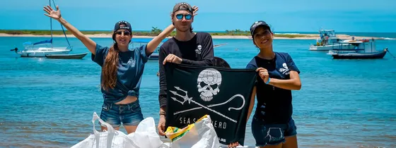 Voluntários da Sea Shepherd Brasil em uma ação de limpeza de praia