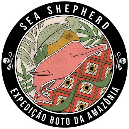 Emblema da Expedição Boto da Amazônia: um boto-cor-de-rosa sobre folhagem amazônica