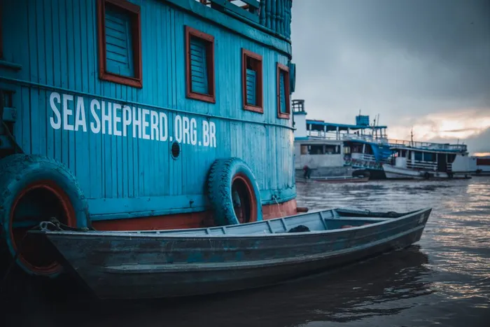 O barco Veloz I ao amanhecer, na região de Manacapuru