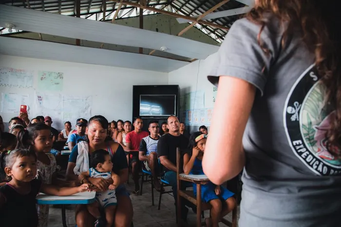 A comunidade indígena de Porta Praia recebe educação visual da gestora de campanha Giselle