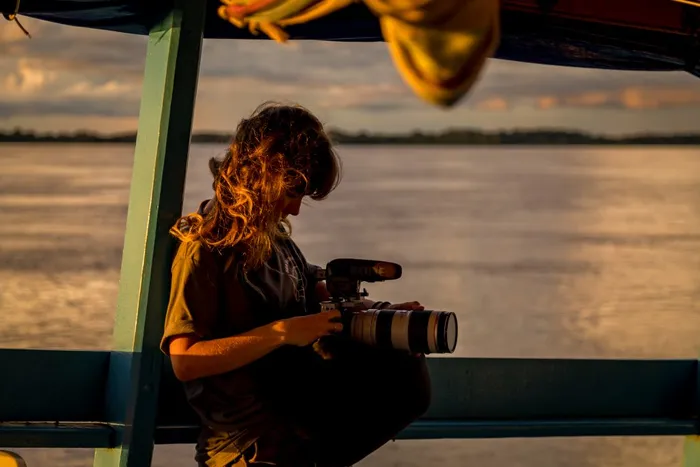 A tripulação observa o pôr do sol espetacular na Amazônia