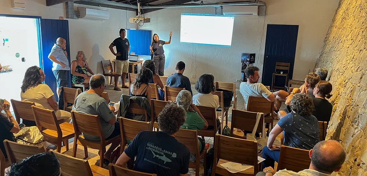 Dois palestrantes da Sea Shepherd Brasil apresentam para uma plateia sentada durante o seminário em Fernando de Noronha.