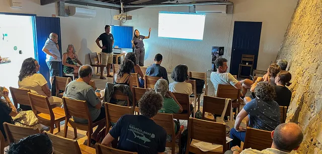 Dois palestrantes da Sea Shepherd Brasil apresentam para uma plateia sentada durante o seminário em Fernando de Noronha.