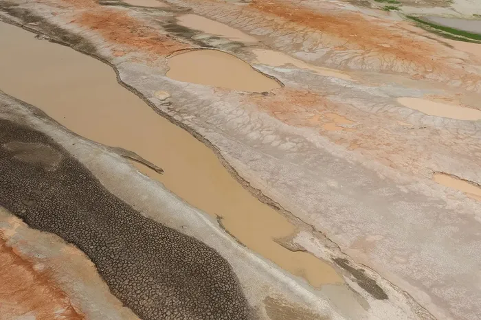 Vista aérea de um rio da Amazônia quase seco, com bancos de areia expostos
