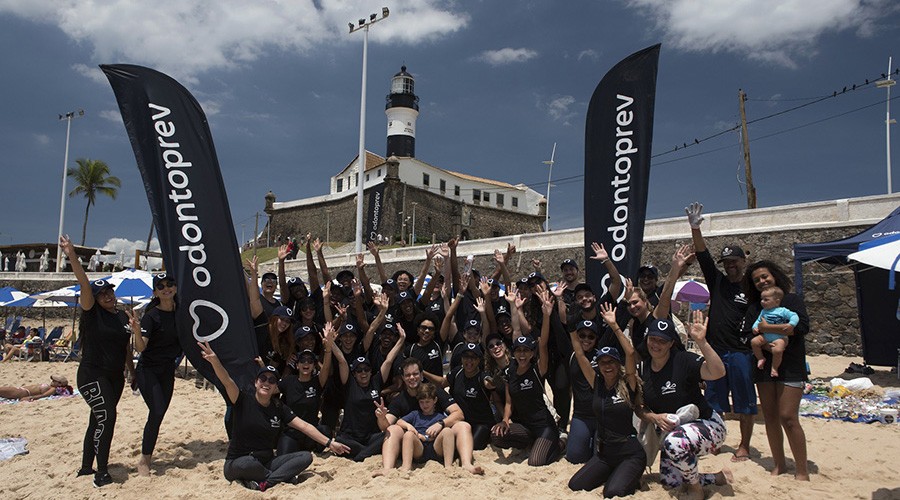Ação da Ondas Limpas no Farol da Barra, em Salvador