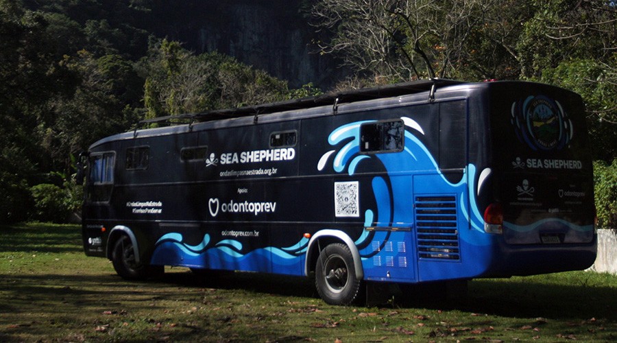 Ônibus da Expedição Ondas Limpas na Estrada