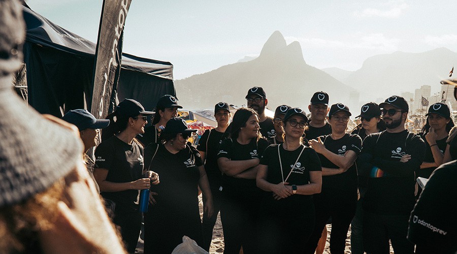 Mutirão de limpeza da Ondas Limpas em Ipanema, no Rio de Janeiro