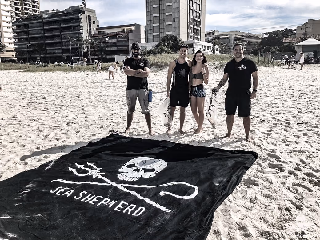 Ator Cauã Reymond no centro da foto aderiu ao movimento #AqueleAbraço