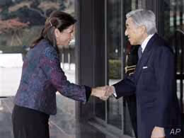 A presidente costarriquenha Laura Chinchilla Miranda é saudada pelo imperador japonês Akihito, no palácio imperial em Tóquio, quinta-feira, 8 de dezembro de 2011. Foto: AP