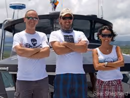 Diretor da Sea Shepherd Galapagos Alex Cornelissen (esquerda), Ben Ayala, Coordenadora Malena Garcia. Foto: Simon Ager