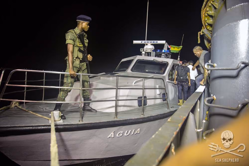 A Sea Shepherd entregou os tripulantes do Thunder à guarda costeira de São Tomé e Príncipe. Foto: Sea Shepherd / Jeff Wirth