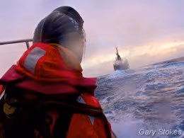 Voluntário da equipe Delta observa o Yushin Maru à distância