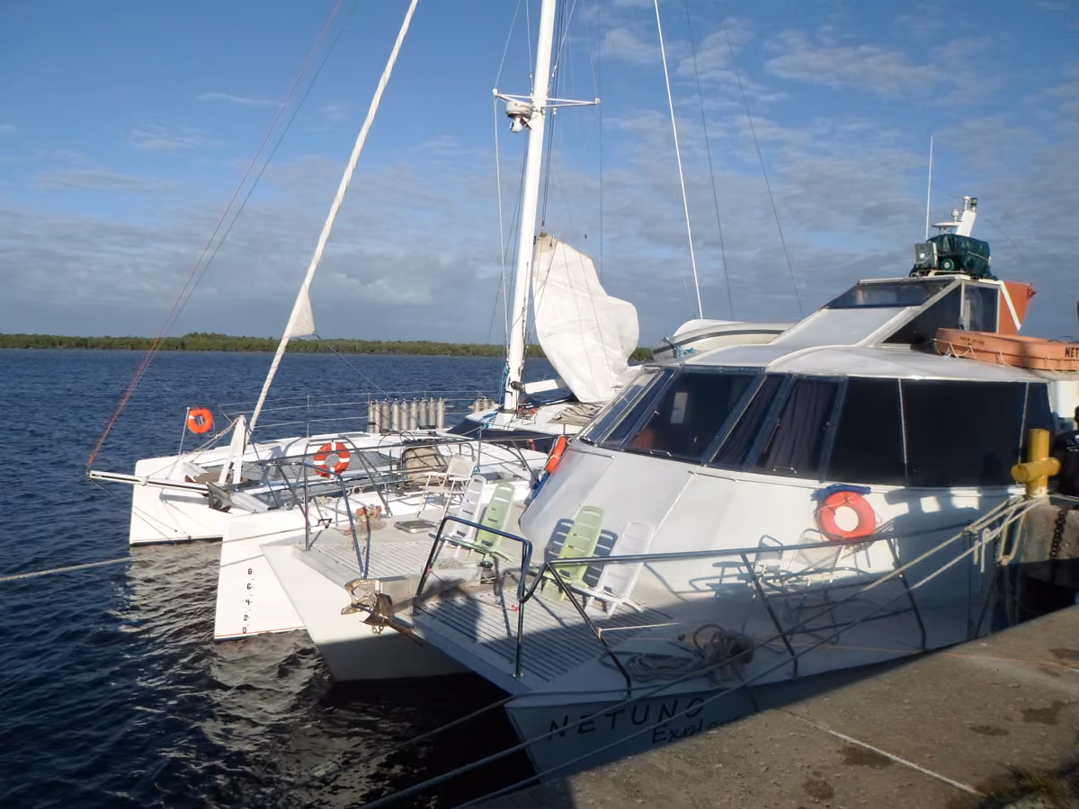 Os catamarãs Zeus e Netuno ancorados em Caravelas/BA - Foto: Celso Leite