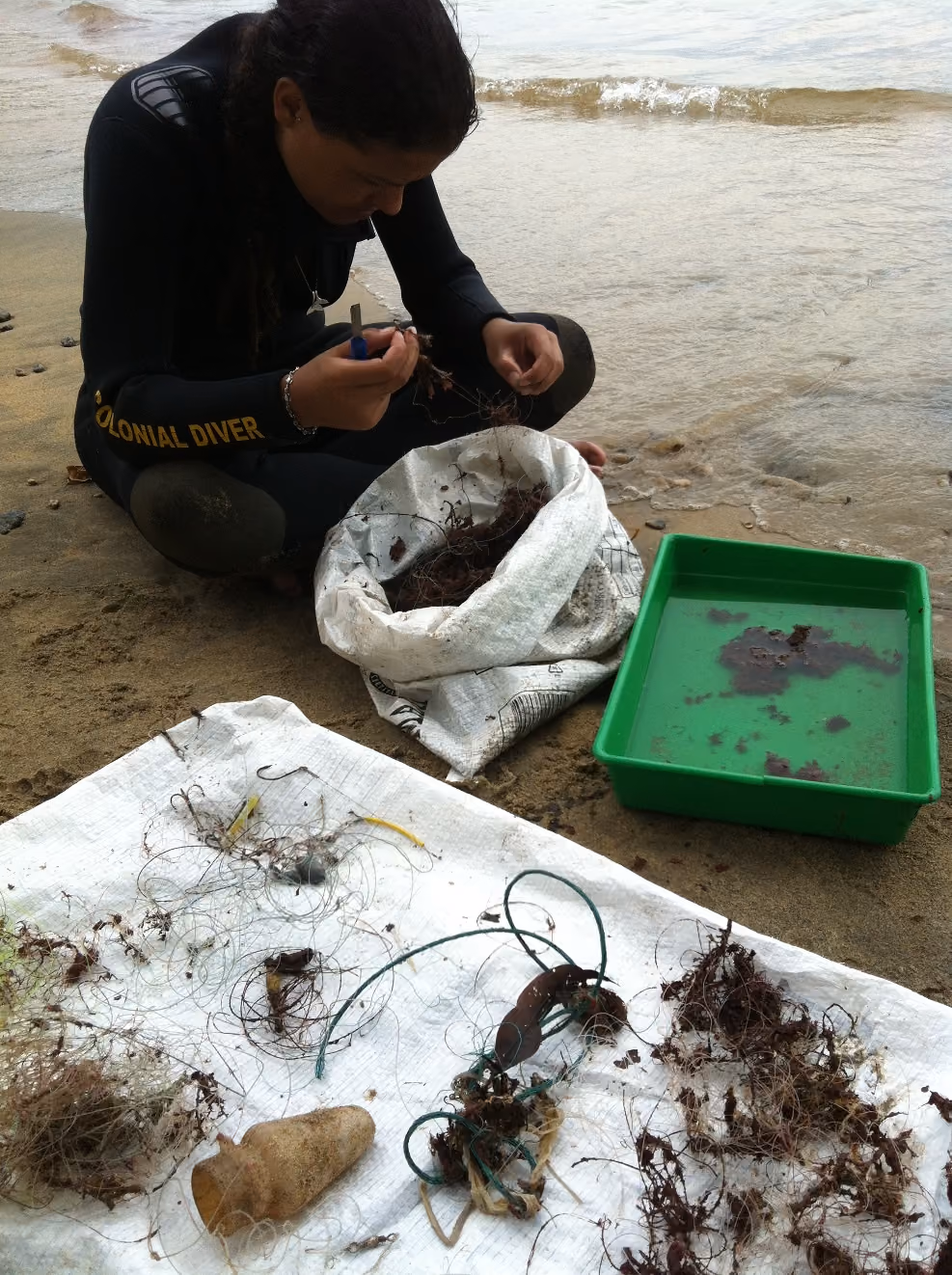 Na Praia do Portinho onde foi encontrada muita linha de pesca.. Foto: ISSB SP