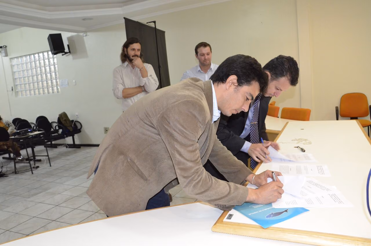 Momento da assinatura. Foto: Luiz Falconi.