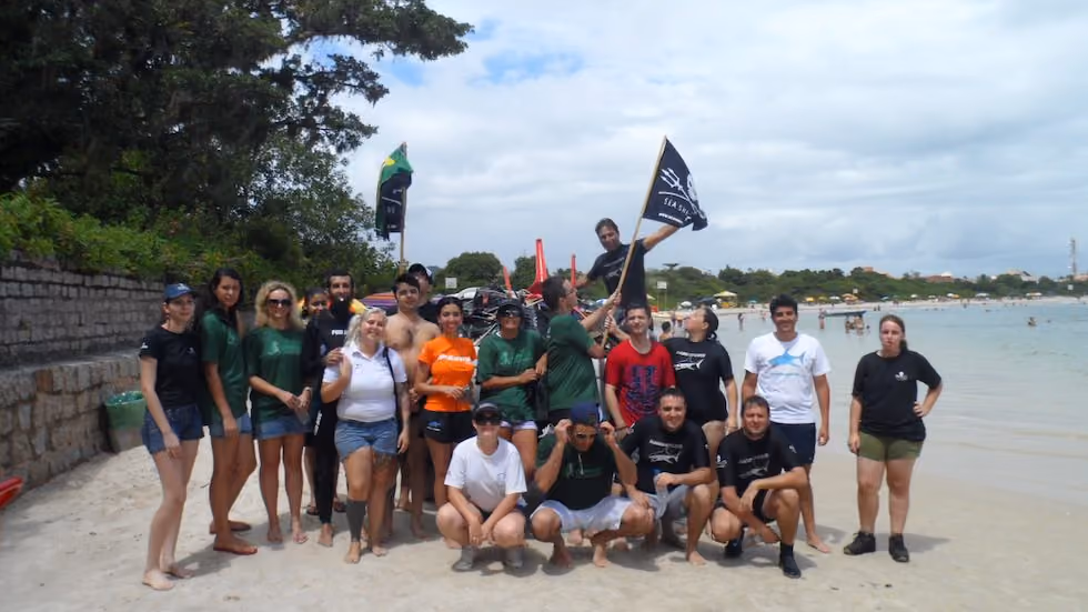Equipe de limpeza reunida na praia da Daniela, em Florianópolis. Foto: ISSB/ Núcleo SC