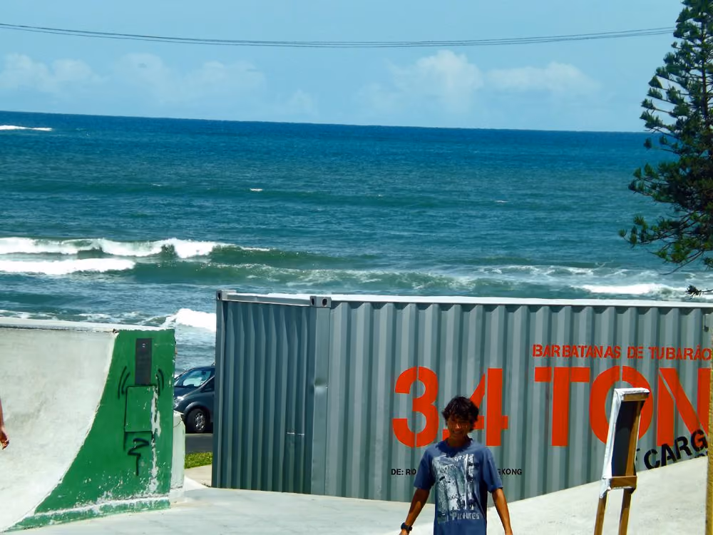 Container colocado na praia de Torres (RS) simula apreensão de barbatanas de tubarão. Foto: Rodrigo Marques/Núcleo RS
