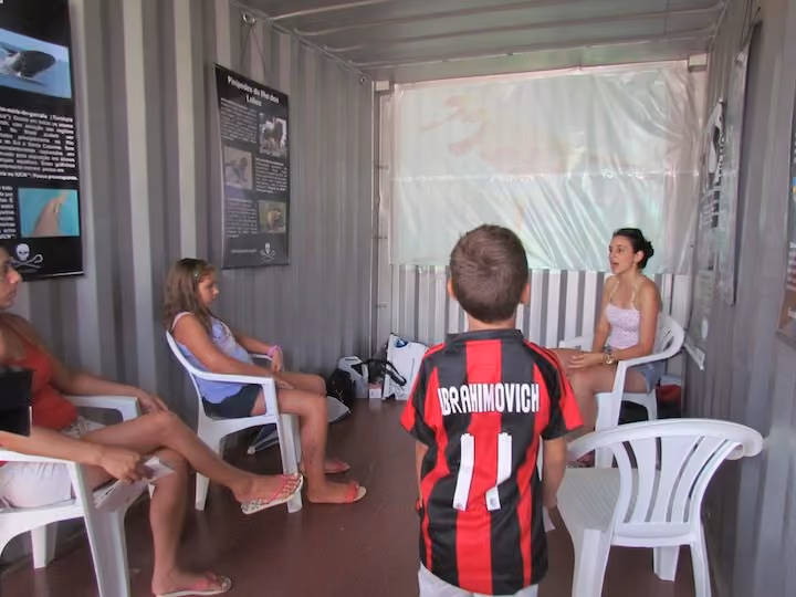 Priscilla da Silva Kiscporski, voluntária do Núcleo RS, ministrando minicurso sobre aves marinhas. Foto: Núcleo RS