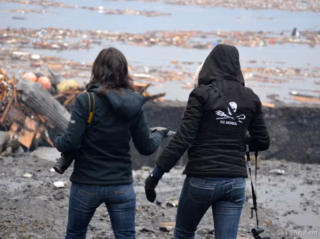 news_110312_2_9_tarah_and_carisa_save_a_fish-large