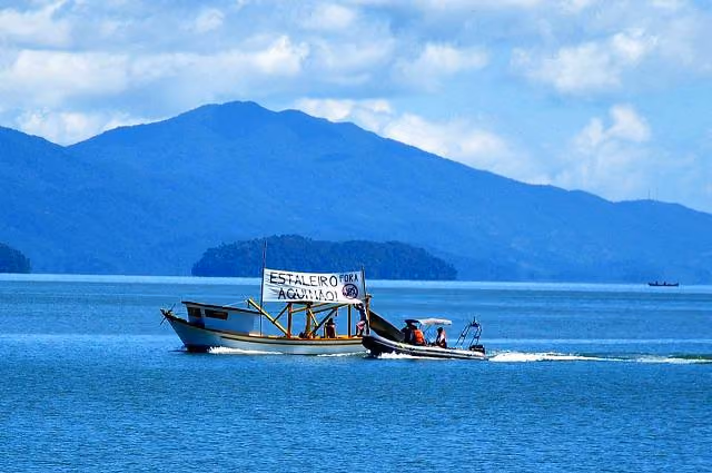 Polícia Naval escolta manifestantes até a Capitania dos Portos