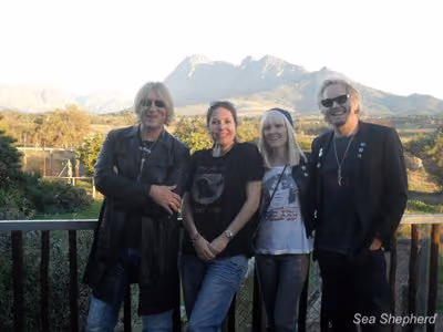 Joe Elliott, Nikki Botha, voluntário da SSCS África do Sul, Ace Harper e Matt Sorum. Foto: Sea Shepherd