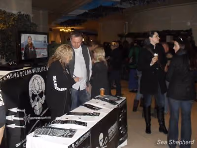 Rosie Kunneke, da SSCS África do Sul, no show de Kings of Chaos. Foto: Sea Shepherd