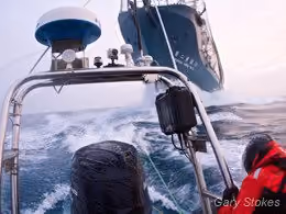 A equipe Delta alcança o navio arpoador japonês Yusshin Maru Nº2 em meio a mares bravios