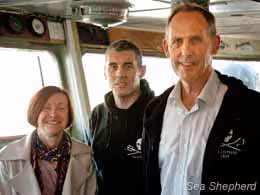 O diretor da Sea Shepherd Austrália, Jeff Hansen (centro) com a senadora do Partido Verde, Rachel Siewert, e Bob Brown, líder da Operação Kimberley Miinimbi. Foto: Fair Projects