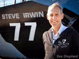 O líder da Operação Kimberley Miinimbi, Bob Brown, em frente ao principal navio da Sea Shepherd, Steve Irwin. Foto: Fair Projects