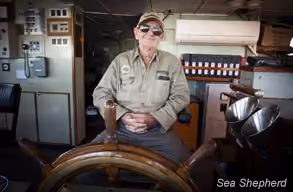 Bob Irwin se senta na cadeira do capitão do navio em homenagem a seu filho, Steve Irwin. Foto: Sea Shepherd Austrália / Eliza Muirhead