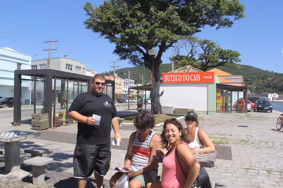 A estudante de mestrado, Fátima, veio de Florianópolis para conhecer mais sobre a situação dos Botos de Laguna, e participou da petição requerendo mais fiscalização na região. Foto: ISSB.