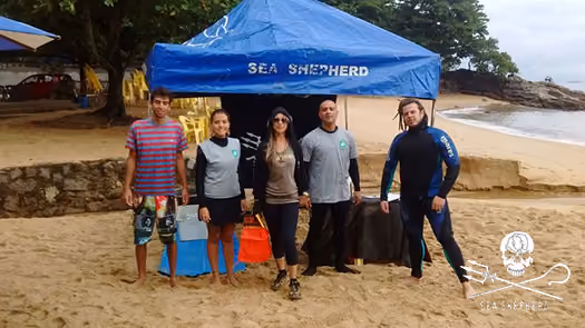 Voluntários da atividade de limpeza de mar e praia.