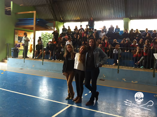 Voluntárias na divisão das atividades com os grupos de alunos na Quadra Poliesportiva do Colégio