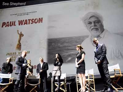 O Prêmio Jules Verne 2012 é concedido ao Capitão Paul Watson (ausente) em Paris. Foto: Sea Shepherd