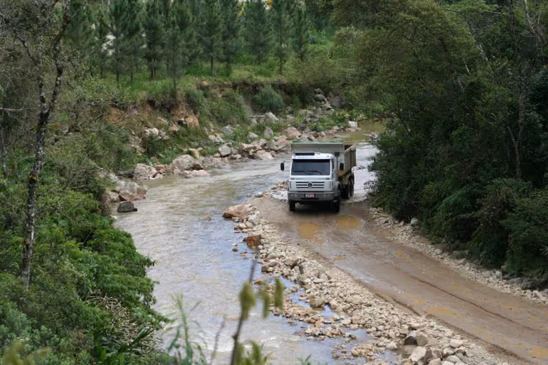 Estrada construída irregularmente.