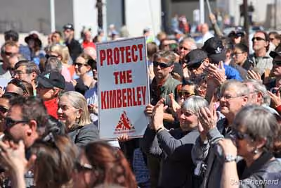 Centenas de manifestantes comparecem ao protesto pelas baleias de Kimberley em Sydney