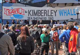 Diretor da Sea Shepher australiana Jeff Hansen fala com a múltidão em protesto pelas baleias de Kimberley