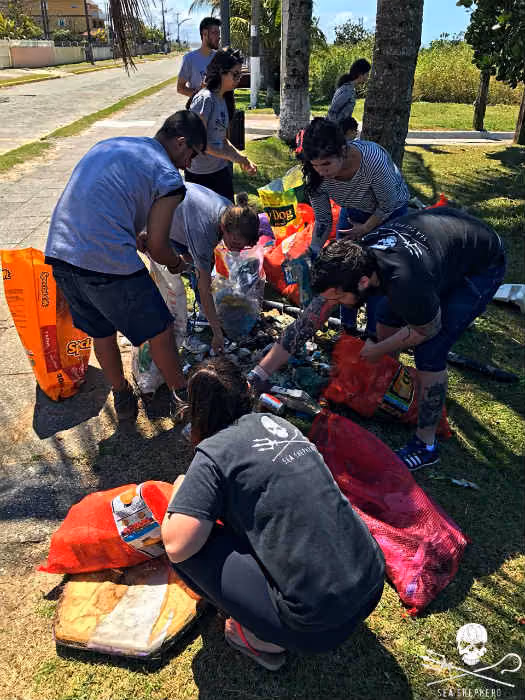 Foto: Sea Shepherd Brasil no Paraná na separação do lixo