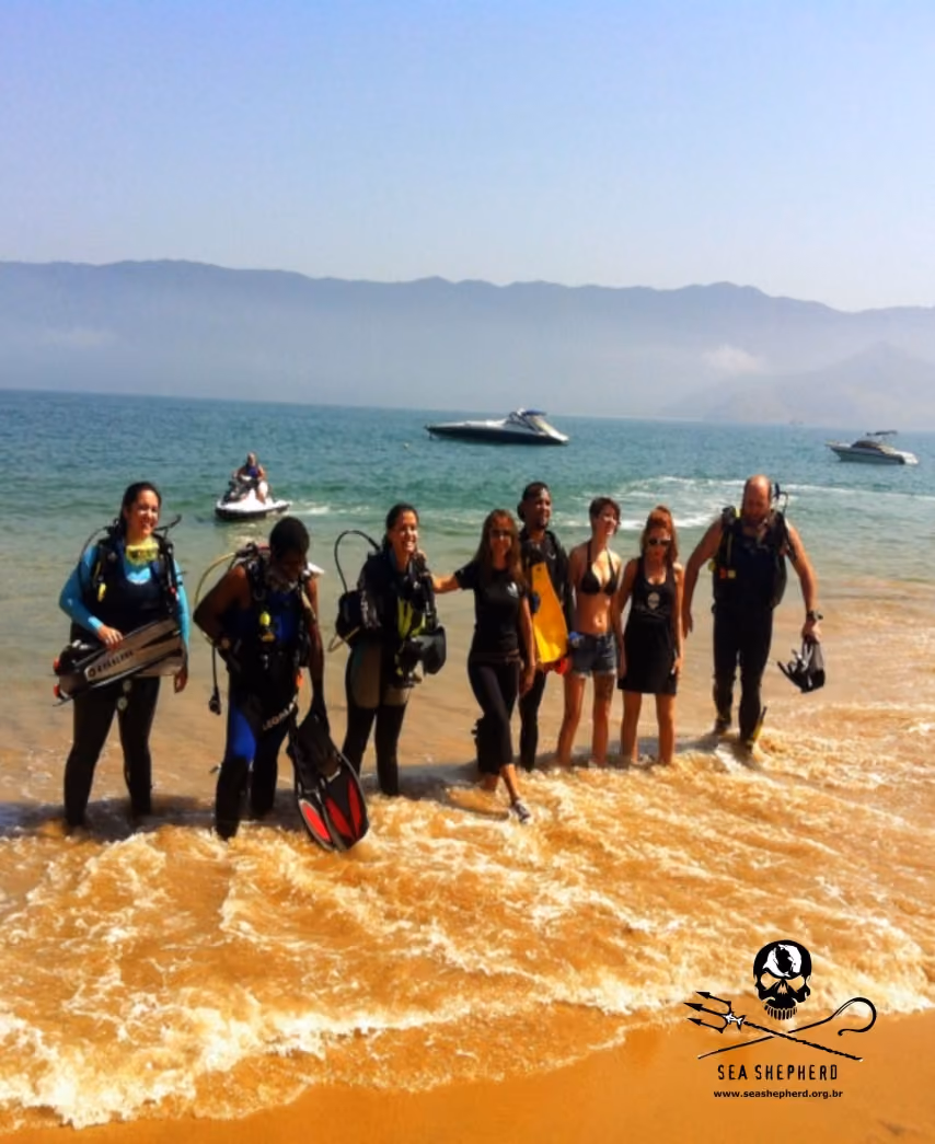 Equipe de mergulho Mar e Vida Eco Trip preparados para a limpeza do fundo do mar.