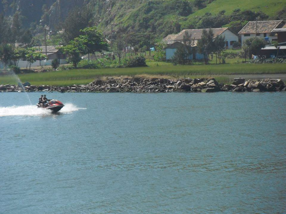 A presença de jet skis na região é uma forte ameaça ao bem estar dos golfinhos. Foto: Reprodução Facebook