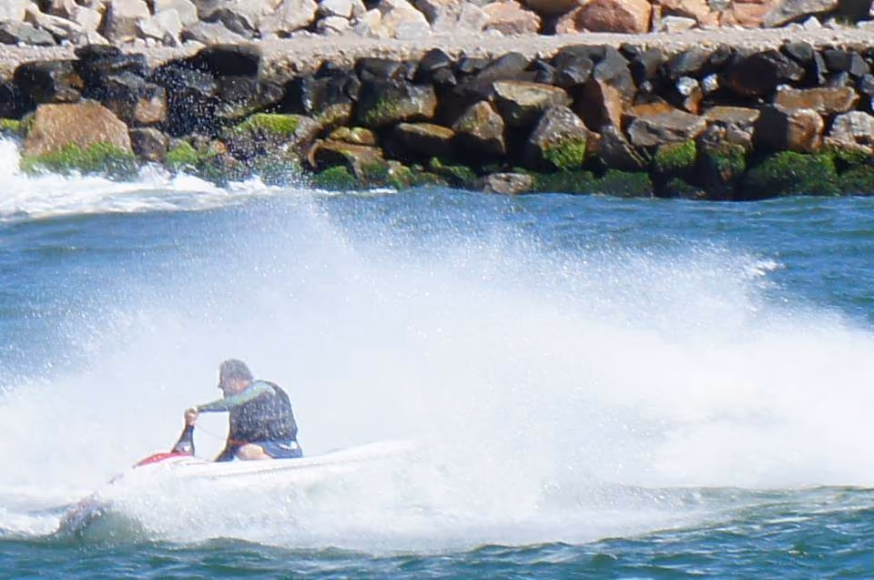 A presença de jet skis na região é uma forte ameaça ao bem estar dos golfinhos. Foto: Reprodução Facebook