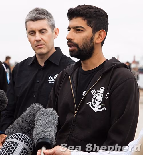 Diretor da Sea Shepherd Australia Jeff Hansen, e o Captão do Steve Irwin, Siddarth Chakravarty, na conferência a imprensa em Melbourne. photo: Simon Ager
