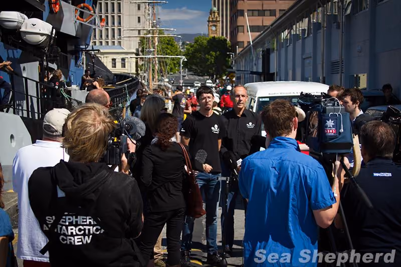 O Capitão do Bob Barker, Peter Hammarstedt, e o líder da Campanha Operação Relentless, Bob Brown, na conferência a imprensa em Hobart - Foto: Eliza Muirhead