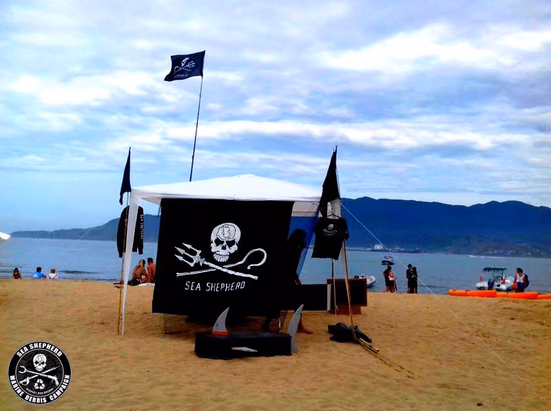 Tenda de apoio na Praia do Perequê em Ilhabela SP