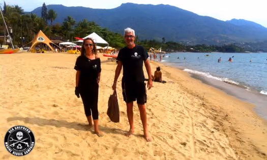 Voluntários coletando o micro lixo na praia do Perequê – Ilhabela SP