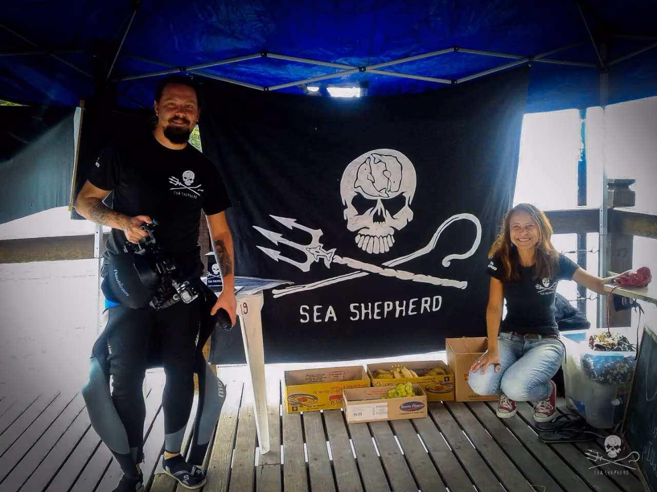 Voluntários em ação na da tenda SeaShepherd Brasil em Ilhabela/SP.