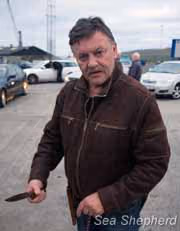 Morador das Ilhas Faroé exibe seu 'grindakniv' usado para abate baleias-piloto. Foto: Simon Ager